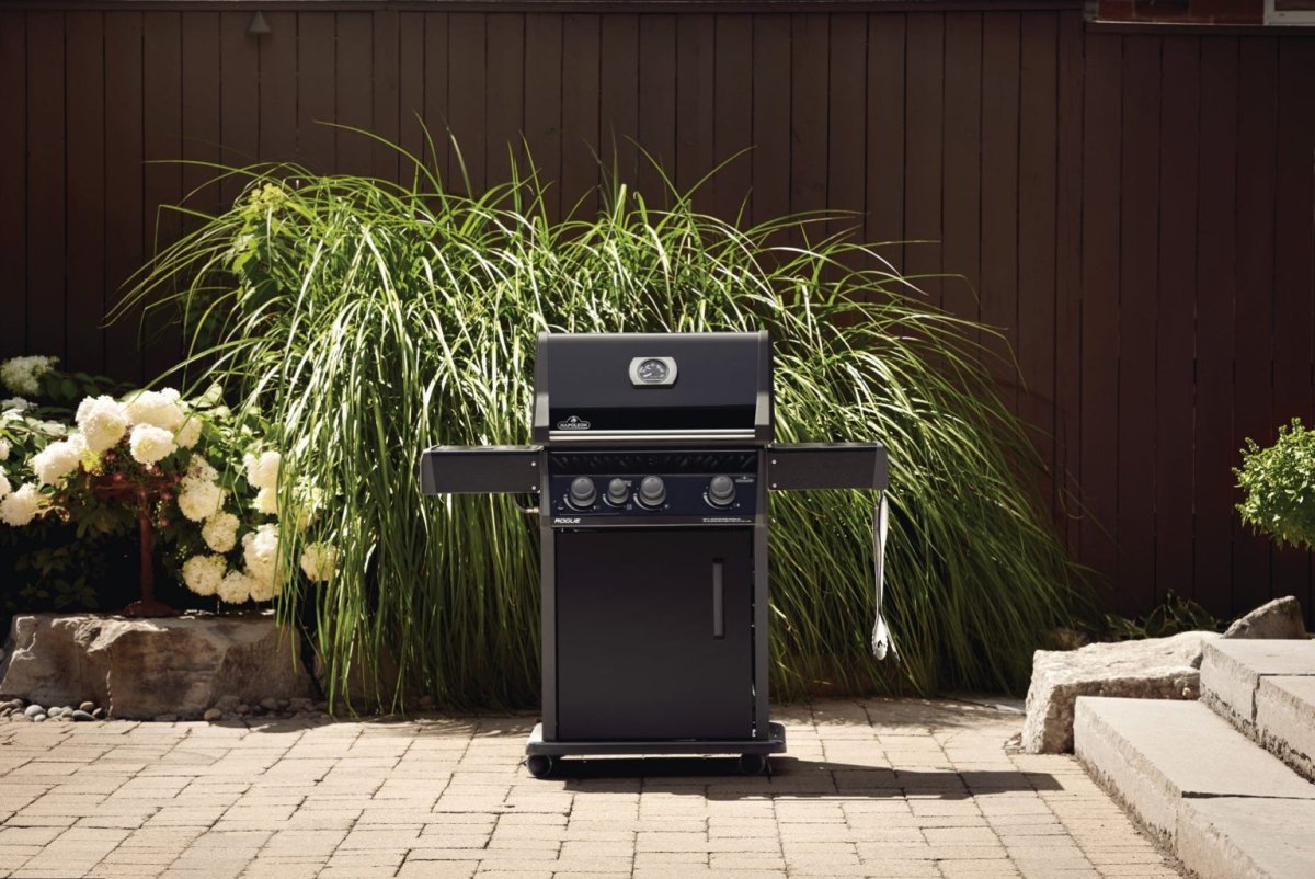 Napoleon Rogue XT 425 SB black gas grill outdoor lifestyle