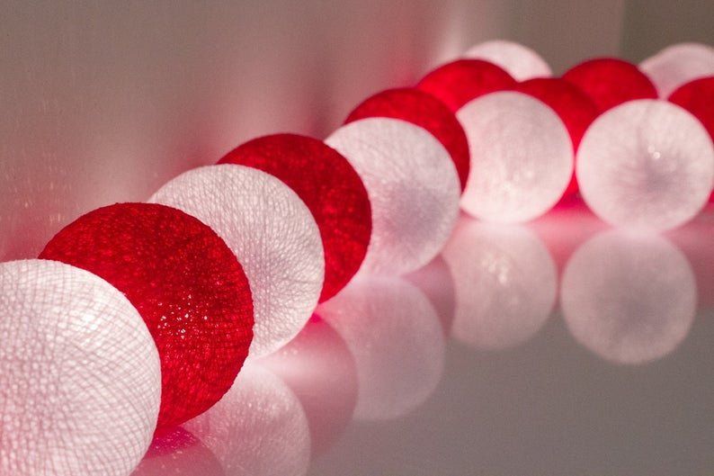Set of 20 LED Red White Cotton Ball String Lights - Ideal for Christmas, Wedding, Indoor &amp; Outdoor Decoration - Outdoorium