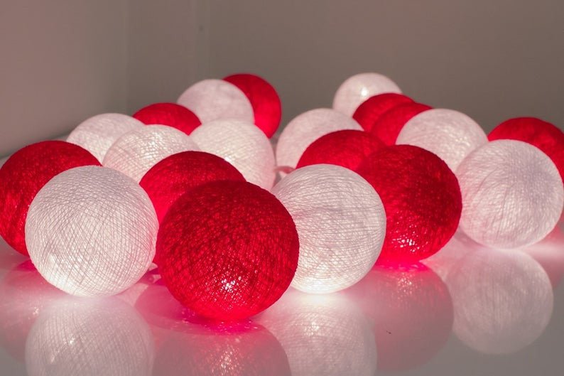 Set of 20 LED Red White Cotton Ball String Lights - Ideal for Christmas, Wedding, Indoor &amp; Outdoor Decoration - Outdoorium