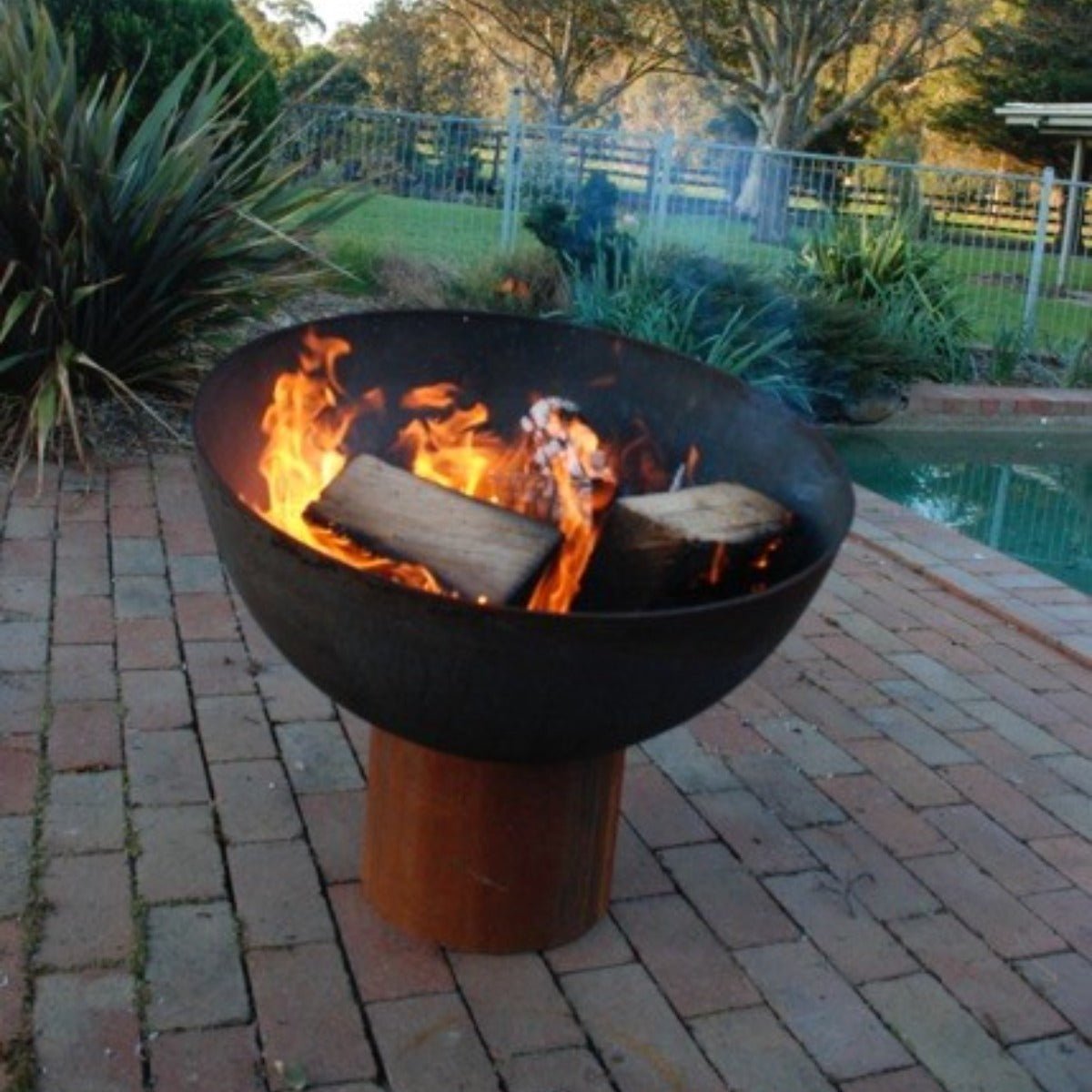 Goblet Cast Iron Fire Pit - Outdoorium